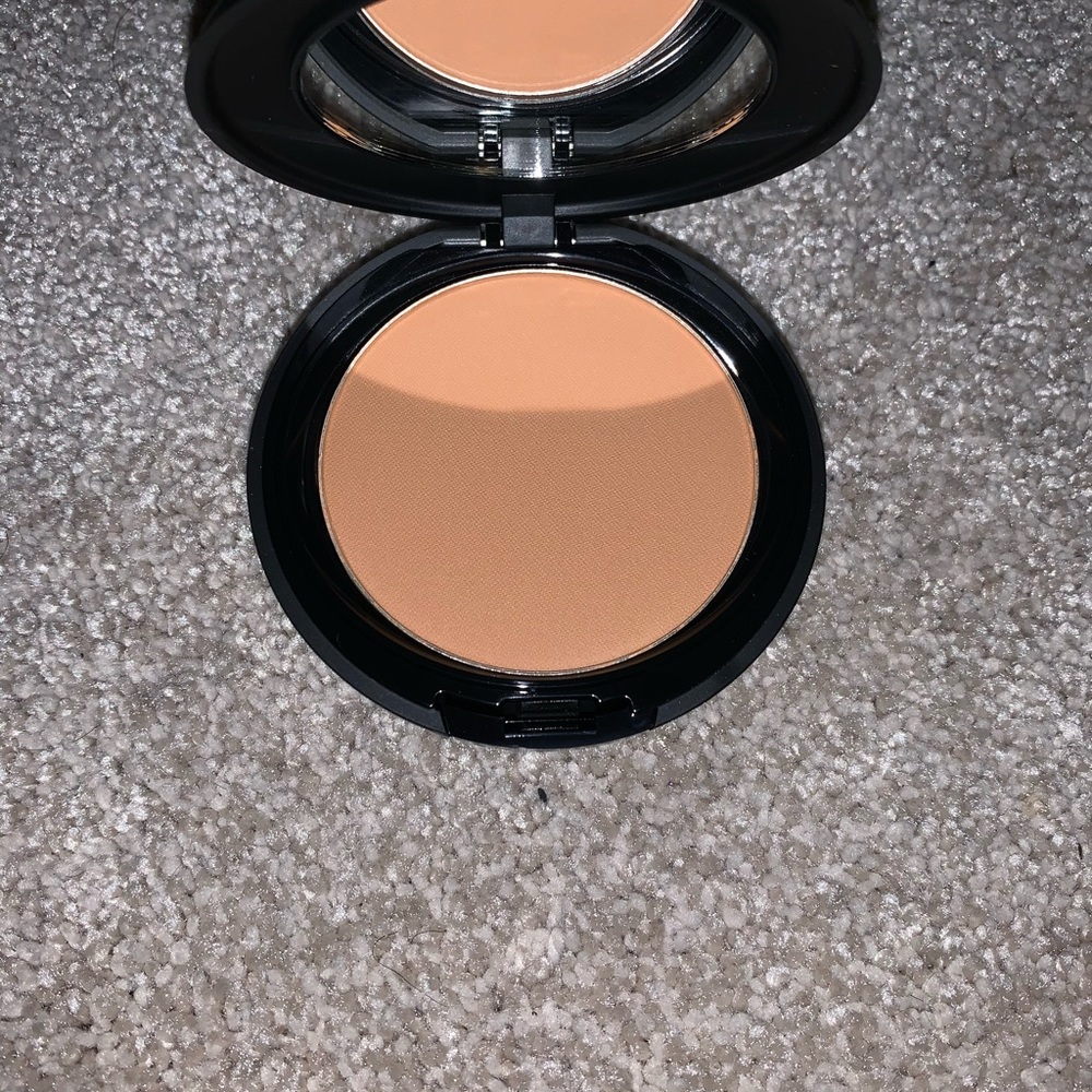 BH COSMETICS MATTE PRESSED POWDER (250)